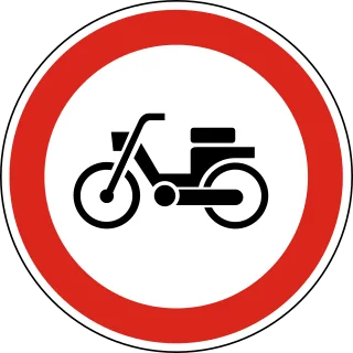 Segédmotoros kerékpárral behajtani tilos KRESZ-tábla